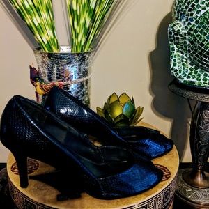 Fioni brand black leather-like Peep Toe heels size 10